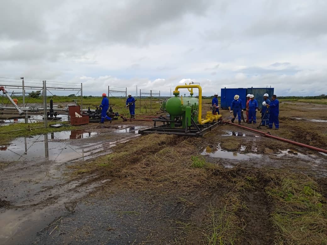 Cuadrilla de Petrowells Services en operación de campo